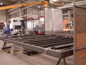 Service truck with reinforced flat bed