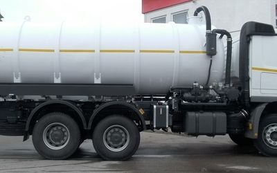 The vacuum tank is manufactured of 4 mm or 6 mm high grade steel, electrically welded throughout