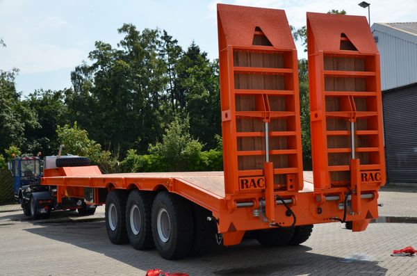 Low bed trailer, made in Germany. Capacity: 80 ton. Width: 300 cm (118 inch)