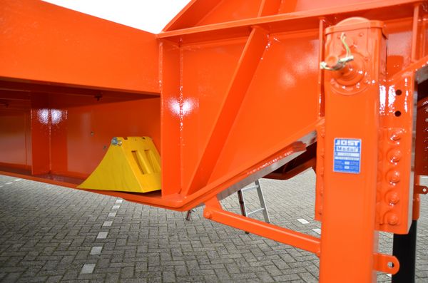 Detail of trailer chassis of the 96 ton low-bed trailer. 100% Made in Germany