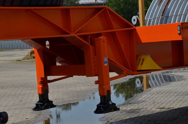 JOST Landing Gear mounted at 96 ton lowbed oil field trailer. RAC-Germany