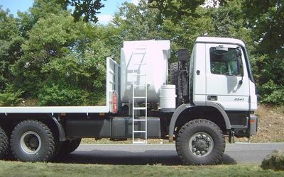 Ölfeld Service Fahrzeug mit 3500 l. Treibstofftank und Werkstattcontainer