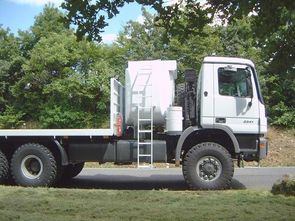 Ölfeld Service Fahrzeug mit 3500 l. Treibstofftank und Werkstattcontainer