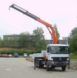 Hydraulic crane of 25 mt. capacity, mounted behind the cabine of truck