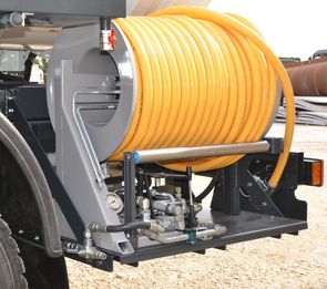 RAC-Germany high-pressure water flushing system with hydraulically driven high-pressure pump. 100 m long yellow high-pressure flushing hose on hydraulically operated hose reel.