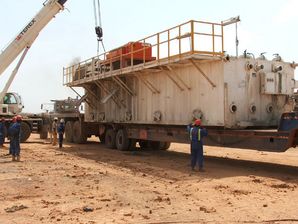 Transportation of mud pump on oil field semi-trailer