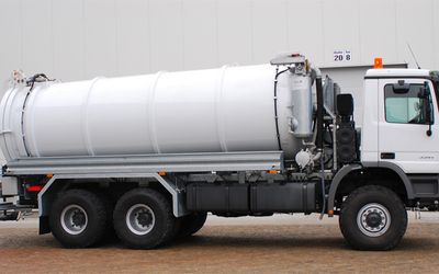 Manufactured in Germany of European high-grade steel. Cylindrical vacuum tank shape.