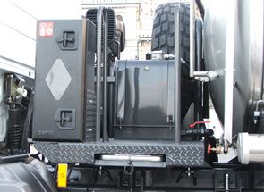 In front of the water tank is a small platform installed with the hydraulic oil tank and a box with fire extinguisher.