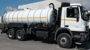 Vacuum-Jetting-Tank truck with high pressure water pump, hydraulically driven by the PTO of the truck