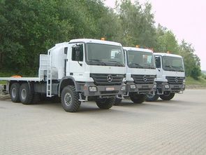 Ölfeld Service Fahrzeuge auf Mercedes-Benz Chassis mit Faltkran oder mit Dieseltank hinter der Fahrerkabine